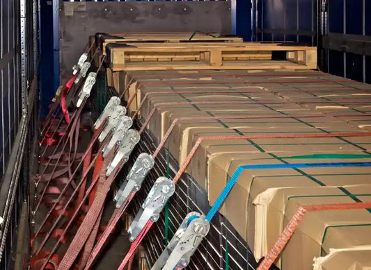 Mit Zurrgurten gesicherte Kartons auf Paletten im Lkw.